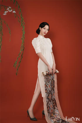 荷言HEYEN 作芳尘 【明星同款】 白色真丝提花冠乐绉面料+时尚泡泡袖+手工如意盘扣+花瓣设计领口+搭配施华洛世奇烫钻