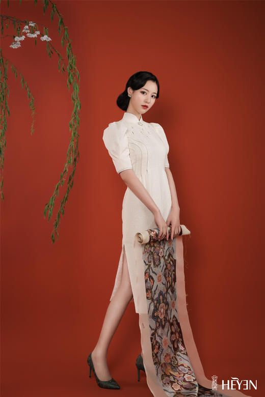 荷言HEYEN 作芳尘 【明星同款】 白色真丝提花冠乐绉面料+时尚泡泡袖+手工如意盘扣+花瓣设计领口+搭配施华洛世奇烫钻 商品图0