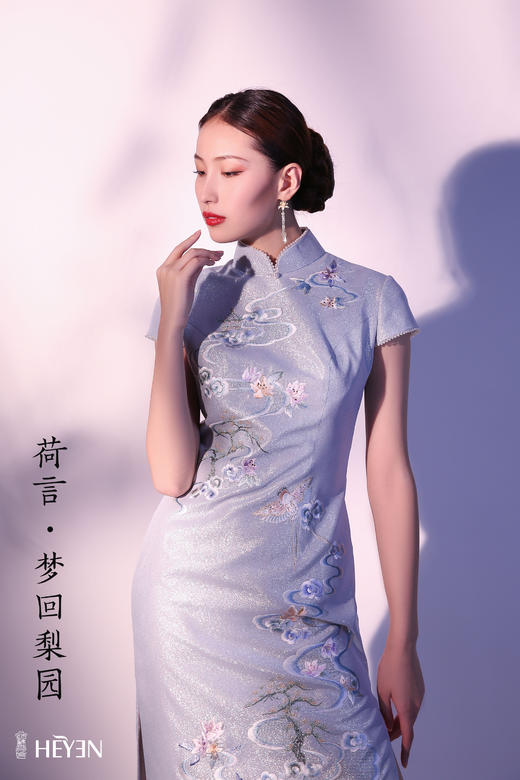 荷言HEYEN•梦回梨园【明星同款宋祖儿】日本进口蓝色珠光缎面料+整身云梦梨园妙景重工刺绣+手工钉珠绲边点缀 商品图8