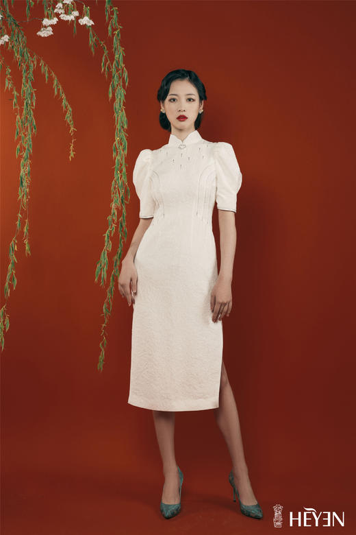 荷言HEYEN 作芳尘 【明星同款】 白色真丝提花冠乐绉面料+时尚泡泡袖+手工如意盘扣+花瓣设计领口+搭配施华洛世奇烫钻 商品图7