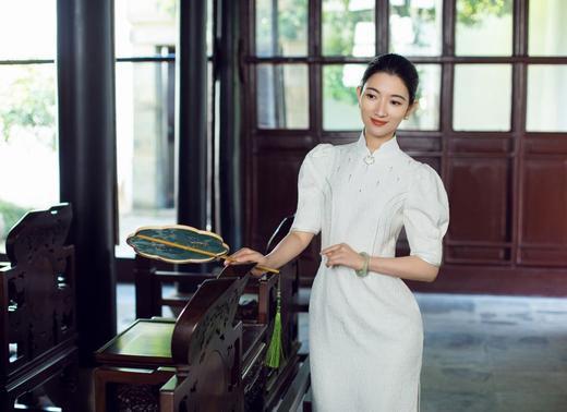 荷言HEYEN 作芳尘 【明星同款】 白色真丝提花冠乐绉面料+时尚泡泡袖+手工如意盘扣+花瓣设计领口+搭配施华洛世奇烫钻 商品图4