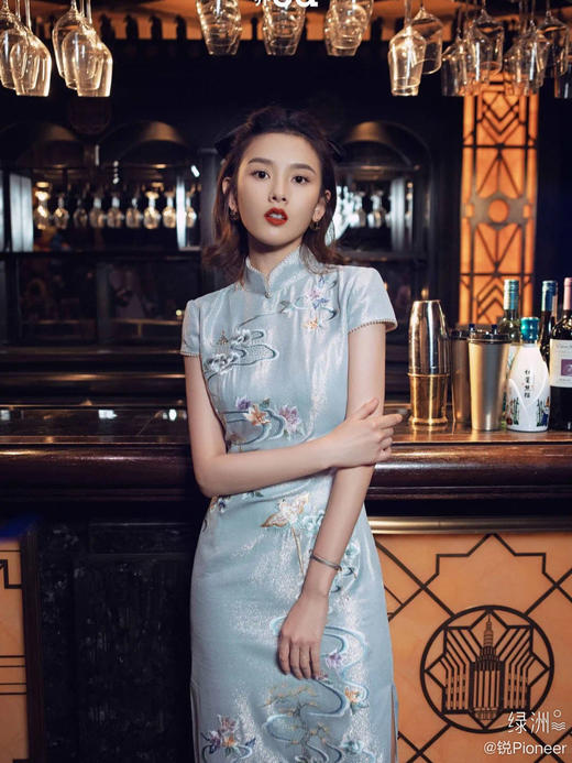 荷言HEYEN•梦回梨园【明星同款宋祖儿】日本进口蓝色珠光缎面料+整身云梦梨园妙景重工刺绣+手工钉珠绲边点缀 商品图3