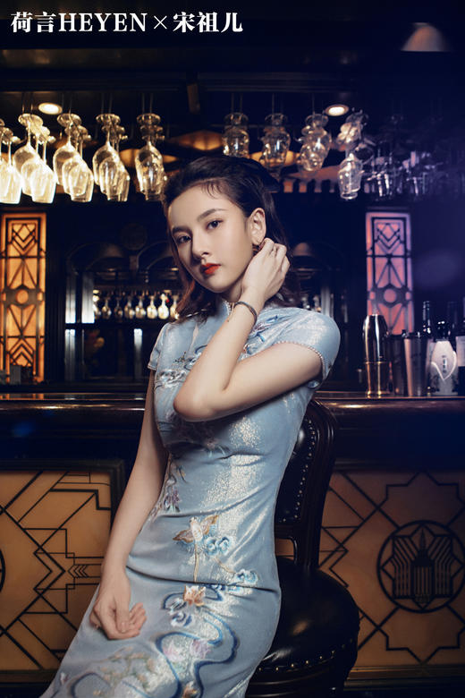 荷言HEYEN•梦回梨园【明星同款宋祖儿】日本进口蓝色珠光缎面料+整身云梦梨园妙景重工刺绣+手工钉珠绲边点缀 商品图1
