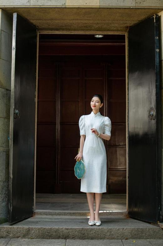 荷言HEYEN 作芳尘 【明星同款】 白色真丝提花冠乐绉面料+时尚泡泡袖+手工如意盘扣+花瓣设计领口+搭配施华洛世奇烫钻 商品图3