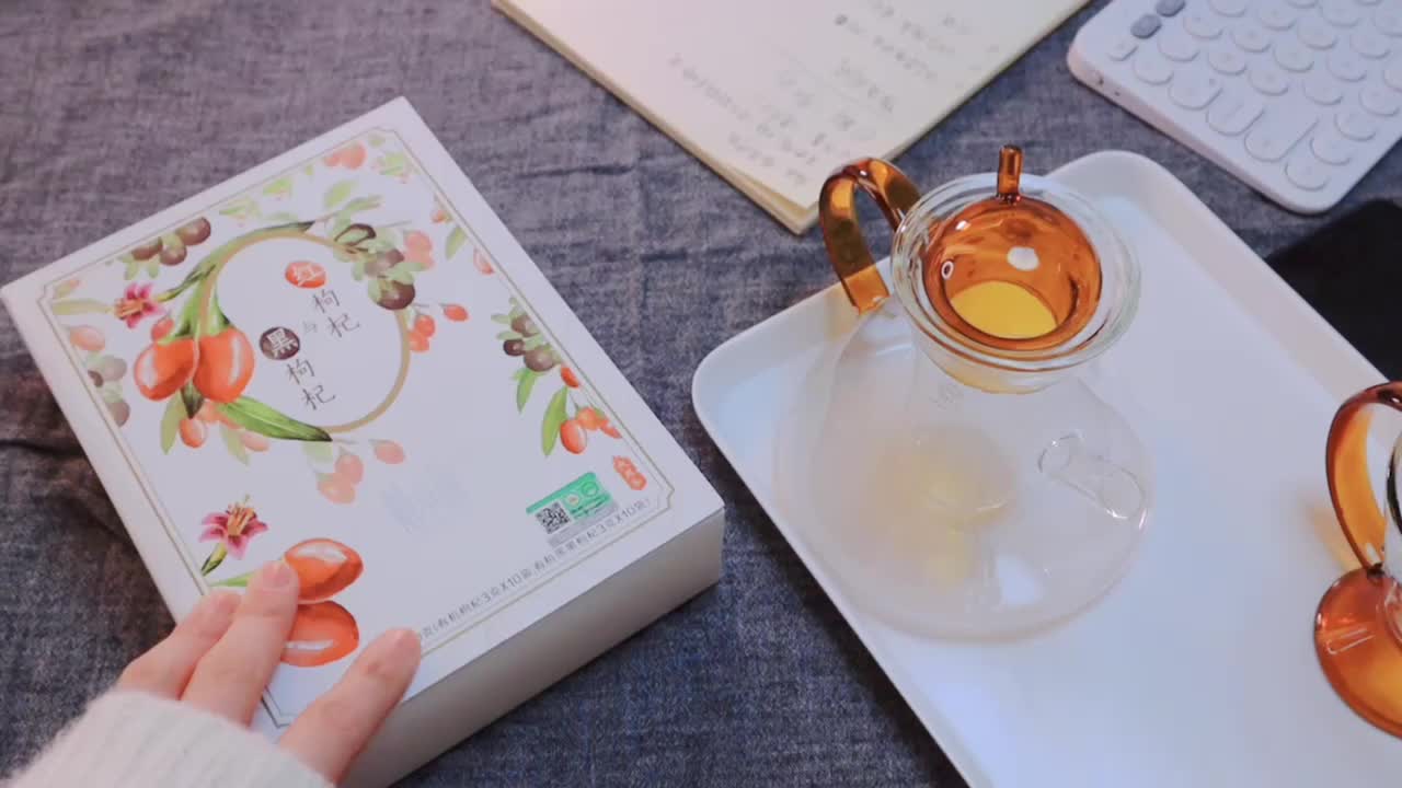 一边熬夜，一边喝枸杞