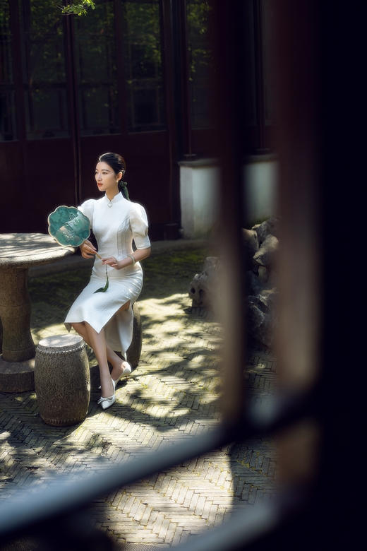 荷言HEYEN 作芳尘 【明星同款】 白色真丝提花冠乐绉面料+时尚泡泡袖+手工如意盘扣+花瓣设计领口+搭配施华洛世奇烫钻 商品图2