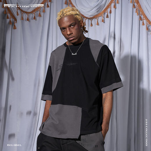 RELABEL 21SS 黑灰多结构拼接分片异形下摆主题字体印花宽松T恤 商品图2