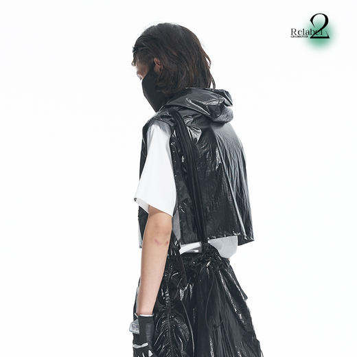 RELABEL 21AW黑色高密度未来感宽松连帽披肩金属铭牌马甲 商品图2