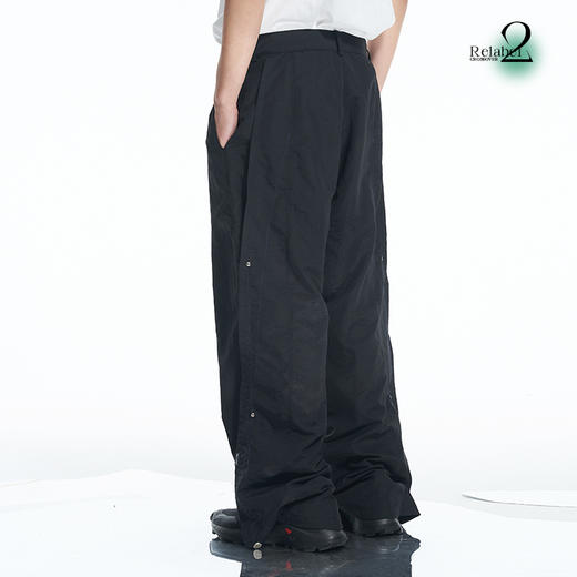 RELABEL 21AW黑色几何切割深蓝撞色线脚口可调节铆钉梭织长裤 商品图2