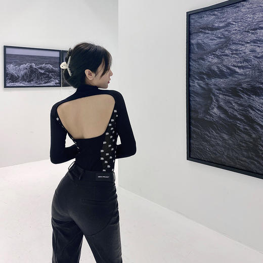 NEWA PROJECT 原创设计心机高领露背外穿内搭打底字母长袖上衣女 商品图3