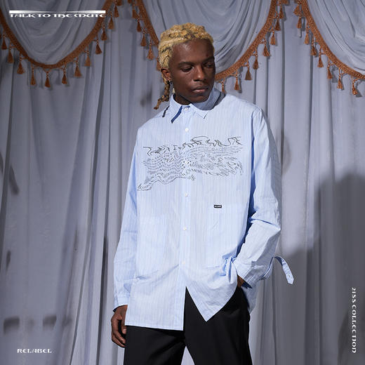 RELABEL 21SS 蓝色条纹错位拼接双口袋胸前主题扭曲字体印花衬衣 商品图3