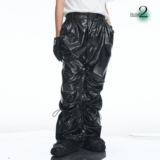 RELABEL 21AW黑色高密度未来感膝盖脚口可调节抽绳褶皱堆积长裤 商品图3