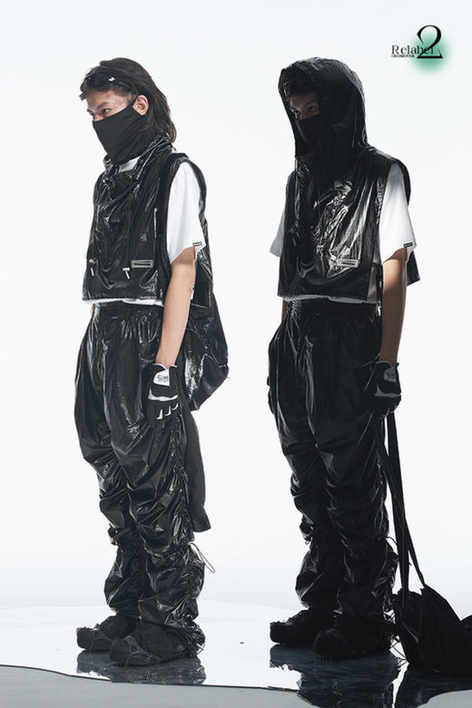 RELABEL 21AW黑色高密度未来感宽松连帽披肩金属铭牌马甲 商品图5