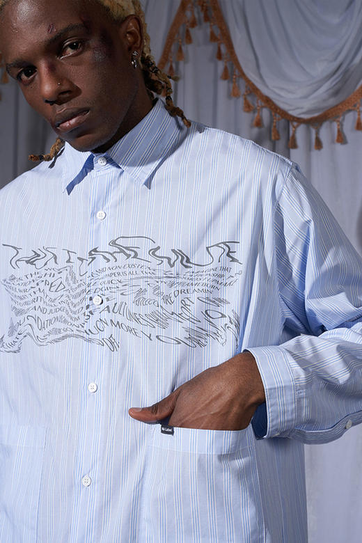 RELABEL 21SS 蓝色条纹错位拼接双口袋胸前主题扭曲字体印花衬衣 商品图5