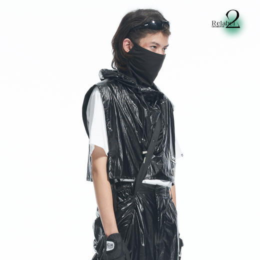RELABEL 21AW黑色高密度未来感宽松连帽披肩金属铭牌马甲 商品图3