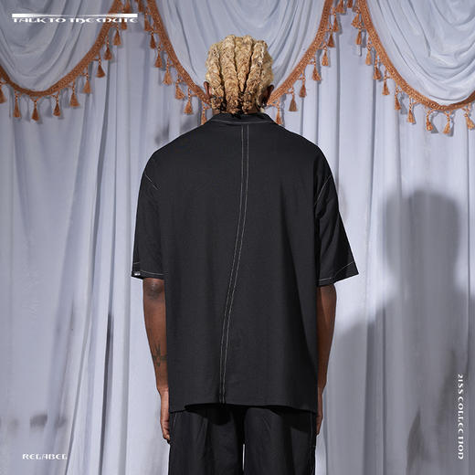 RELABEL 21SS 黑色扭曲明线交错异形门襟宽松短袖POLO 商品图1