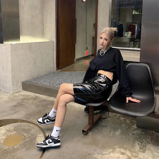 NEWA PROJECT 2021秋季新款原创高腰亮面气质百搭PU休闲皮短裤 商品图3