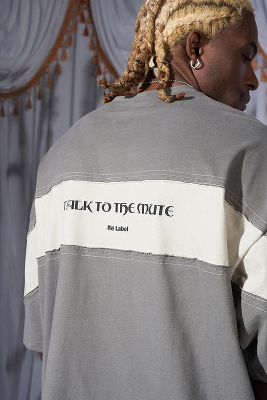 RELABEL 21SS深浅灰色拼接多层走线背后主题字体印花宽松短袖T恤 商品图5