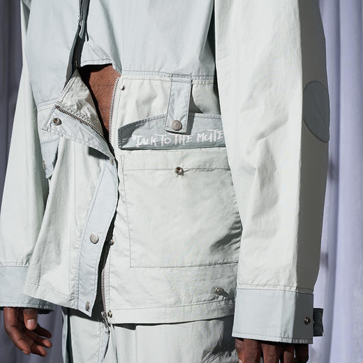 RELABEL 21SS层次拼接双门襟错位结构隐藏袋盖印花多穿法夹克外套 商品图3