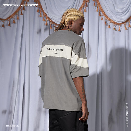 RELABEL 21SS深浅灰色拼接多层走线背后主题字体印花宽松短袖T恤 商品图3
