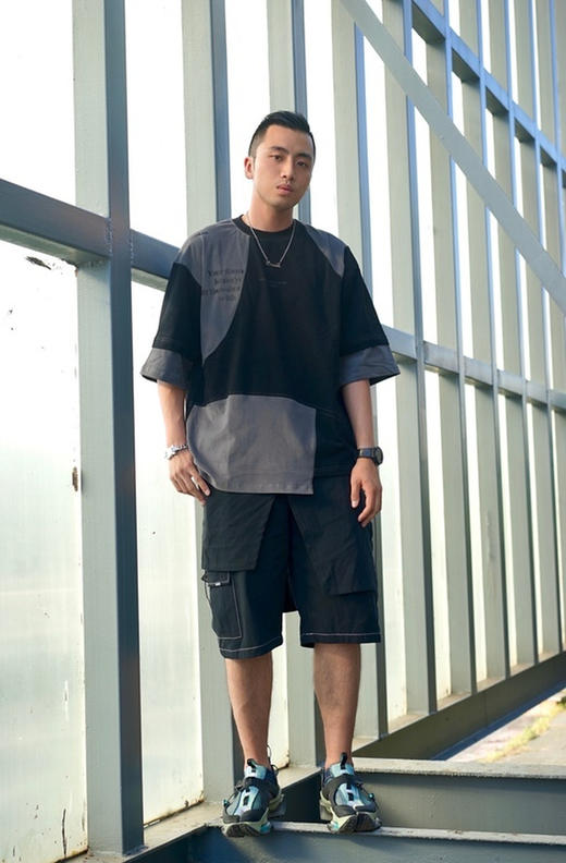 RELABEL 21SS 黑灰多结构拼接分片异形下摆主题字体印花宽松T恤 商品图1