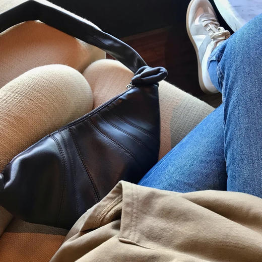 预售3-7天 一款牛角包包新色 时髦精必备 超柔软进口皮料 皮质超舒服 轻软 商品图2