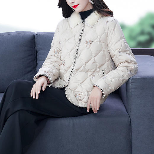 AHM- lry3192 羽绒服女2021冬新款复古小清新修身绣花短款外套 商品图3