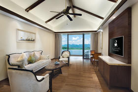 豪华行政套房（后排顶层湖景7F一房一厅一张大床）