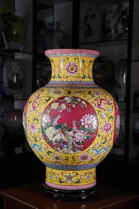 黄地扒花开窗四季如意罗汉瓶