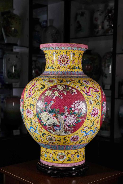 黄地扒花开窗四季如意罗汉瓶 商品图0