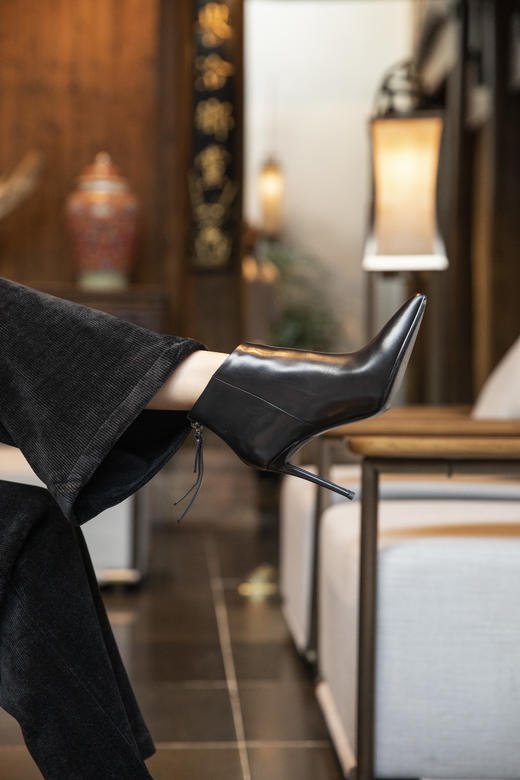 【断码特惠不退换】优雅女王风的一款细跟及踝短靴‖亚历山大w 同工厂同材质 秀气尖头 進口头层胎牛皮材质 镐级感 8公分细跟 凸显女人味 360无si角优美鞋楦  脚感只有4-5公分的样子 商品图0