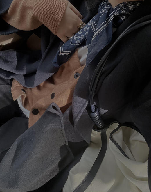 HIDEMI 深灰雾蓝简约设计感两件套腰带浴袍式澳毛长款大衣 商品图3