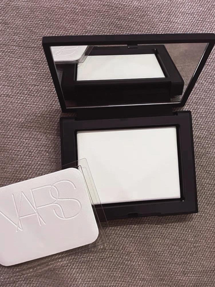 定妆界的翘楚 nars裸光肌蜜粉饼 自带粉扑 上脸瞬间雾面柔焦感 自带