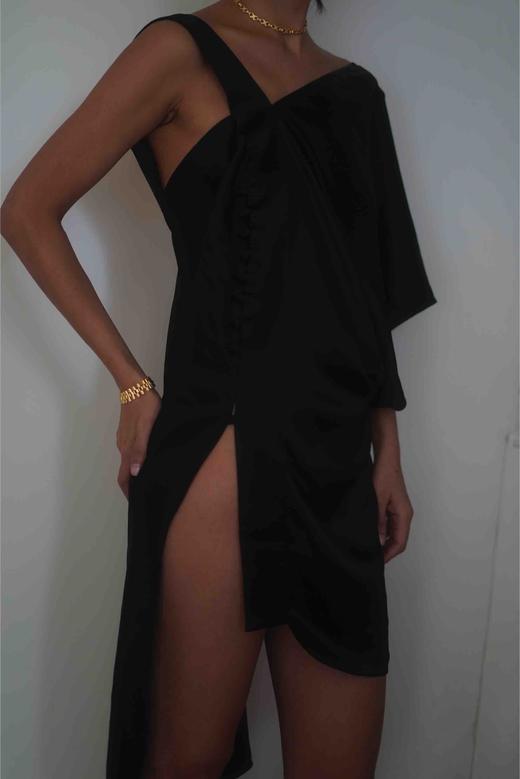 Viktoria Chan | AW2124 Yves draped satin top [醋酸不对称肩袖上衣 黑/白] 商品图3