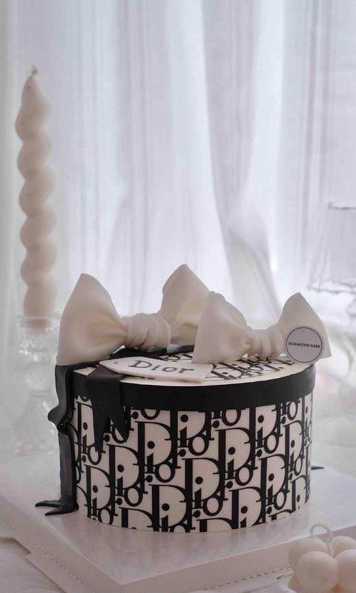 轻奢系列 | DIOR半翻糖蛋糕（奶油水果蛋糕体，务必提前三天预定） 商品图1