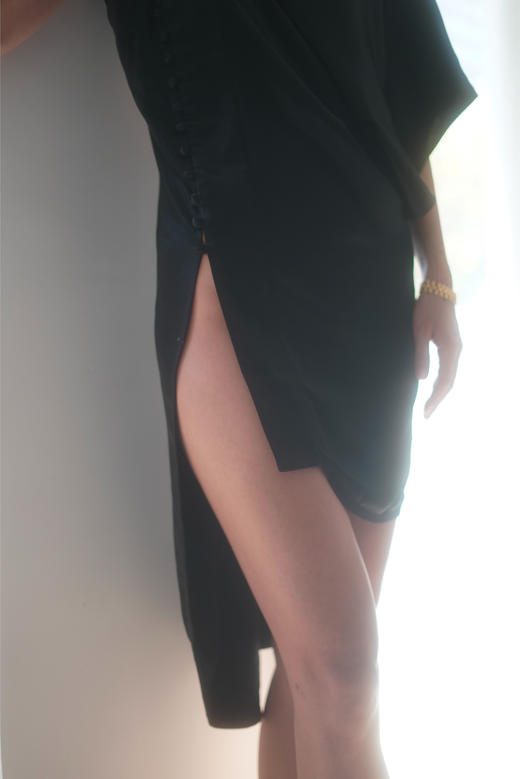 Viktoria Chan | AW2124 Yves draped satin top [醋酸不对称肩袖上衣 黑/白] 商品图8