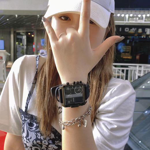 官方正品欧洲站霸气方形手表女气质高级感真皮时尚夜光防水电子表 商品图3