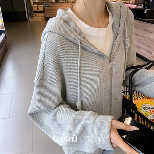 【宽松版型，舒适随意】华夫格连帽短外套，轻松穿出幽默感！纯色设计，简洁大气。 运动风格，拉链细节，彰显个性； 穿上它，让你的秋季更加时尚！ 商品图2