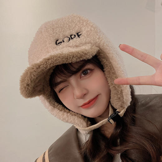 新款韩版新款秋冬季雷锋帽女，时尚加厚毛绒设计，不仅能御寒还能防风护耳。男女通用的户外保暖帽子潮款，让你展现时尚品味的同时保持温暖，成为你秋冬季必备的时尚单品！ 商品图3