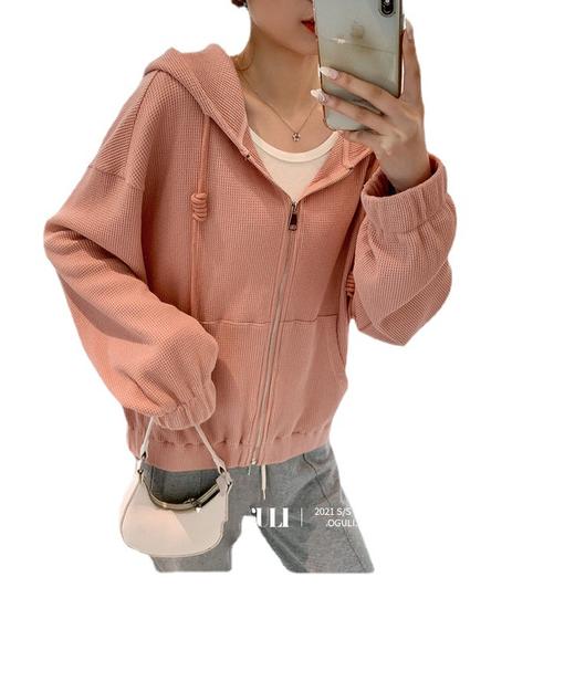 【宽松版型，舒适随意】华夫格连帽短外套，轻松穿出幽默感！纯色设计，简洁大气。 运动风格，拉链细节，彰显个性； 穿上它，让你的秋季更加时尚！ 商品图4