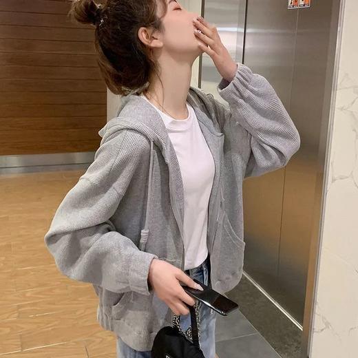 【宽松版型，舒适随意】华夫格连帽短外套，轻松穿出幽默感！纯色设计，简洁大气。 运动风格，拉链细节，彰显个性； 穿上它，让你的秋季更加时尚！ 商品图1