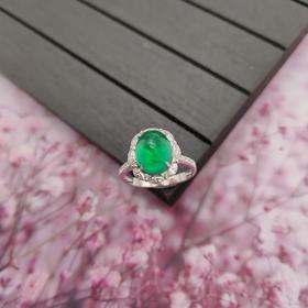 18K镶嵌祖母绿戒指