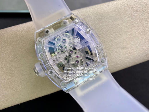 RM Factory重现理查德米勒的非凡运动品质
实现材料创新与钟表架构层面的融合，推出一代传奇RM12-01陀飞轮蓝宝石透明版 商品图11