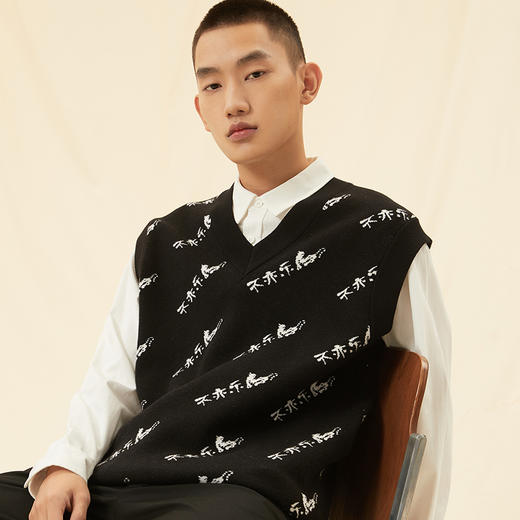 西遇V领毛衣背心男新款原宿风国潮虎针织马甲10122008 商品图3