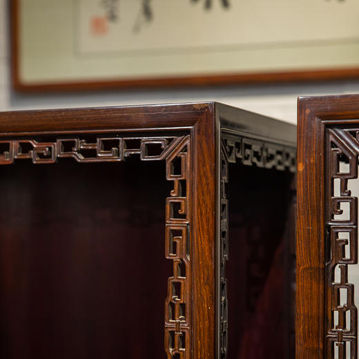 清 红木透雕拐子纹圈口双层亮格柜（一对） 商品图1