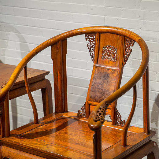 黄花梨镶瘿木束腰卷草纹托泥圈椅成堂（四椅两几） 商品图2