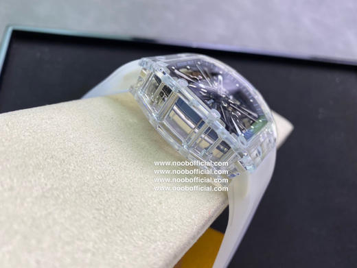 RM Factory重现理查德米勒的非凡运动品质
实现材料创新与钟表架构层面的融合，推出一代传奇RM12-01陀飞轮蓝宝石透明版 商品图13