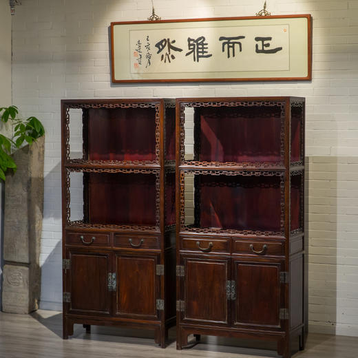 清 红木透雕拐子纹圈口双层亮格柜（一对） 商品图4