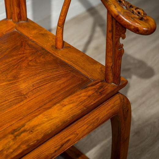 黄花梨镶瘿木束腰卷草纹托泥圈椅成堂（四椅两几） 商品图3