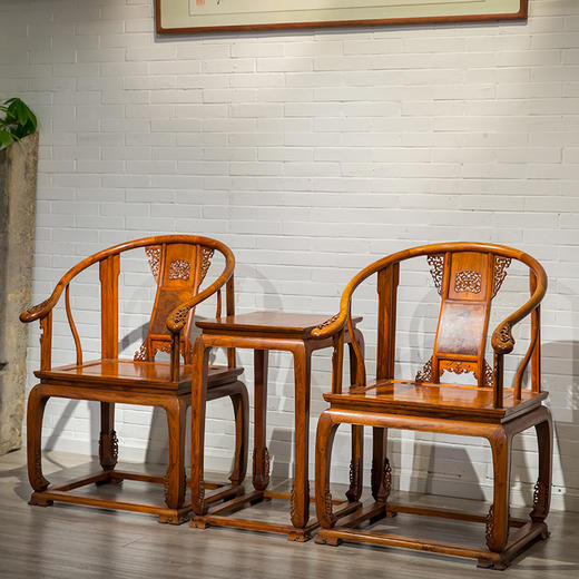 黄花梨镶瘿木束腰卷草纹托泥圈椅成堂（四椅两几） 商品图1